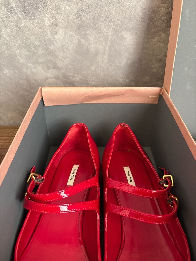 miu miu レッド フラットシューズ アンクルストラップ バレエ