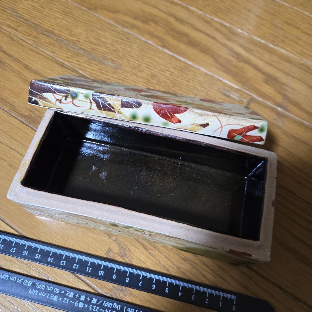 紅葉模様の陶器の箱　一部かけあり