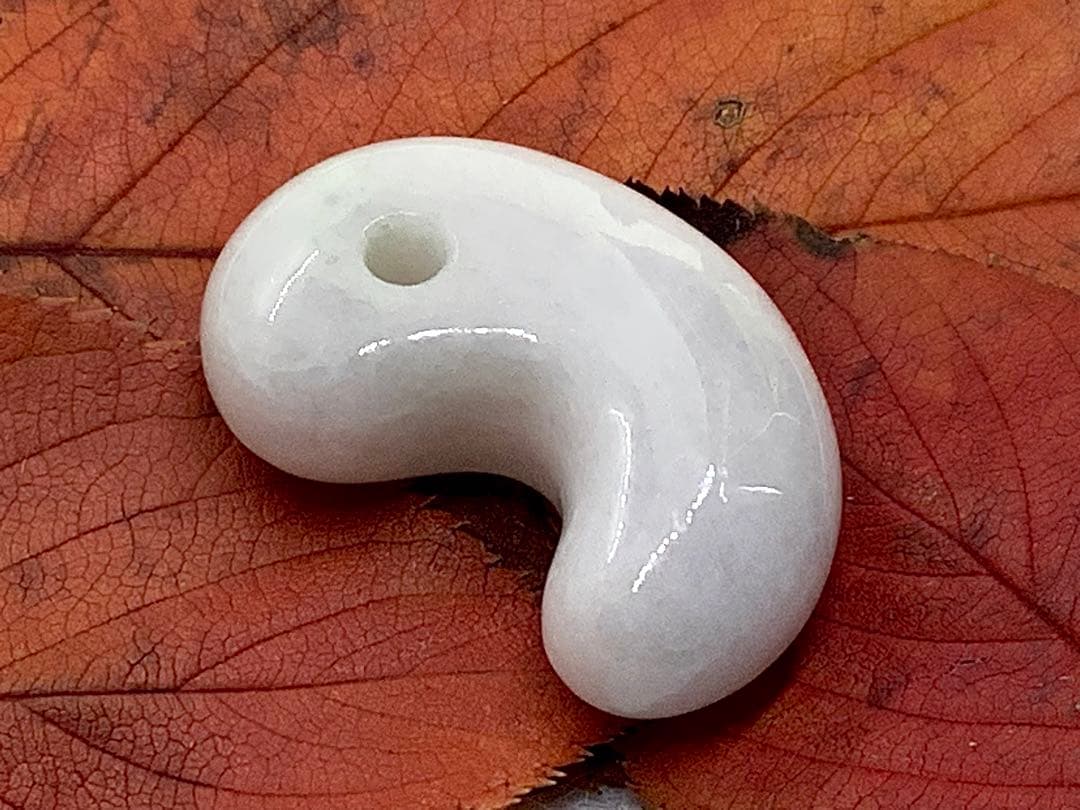 ⭕️お値段ご遠慮無く‼️　糸魚川翡翠勾玉の白翡翠お探しの方　卸しお値段にて　お早目に