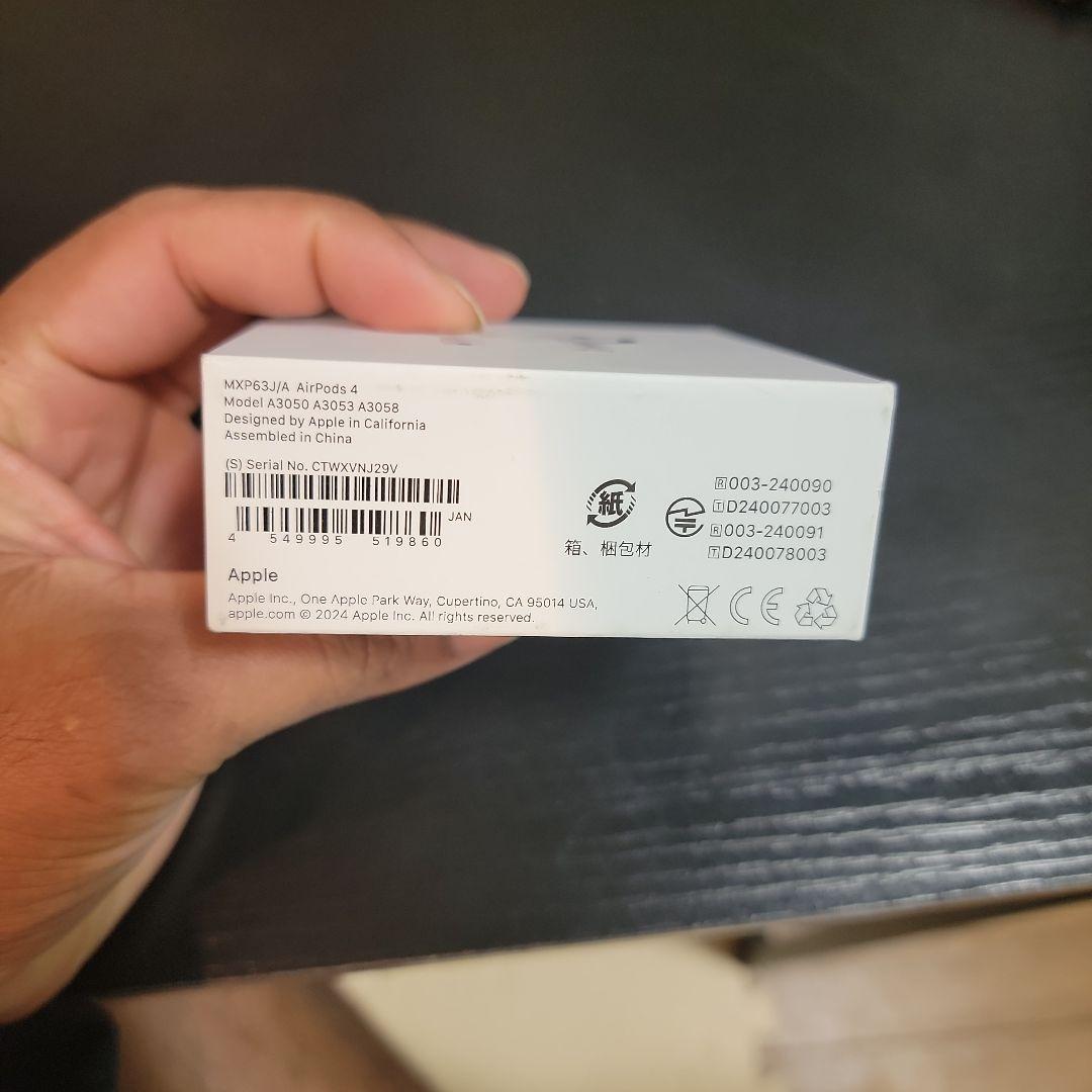 AirPods 4 USB-C充電ケース付き