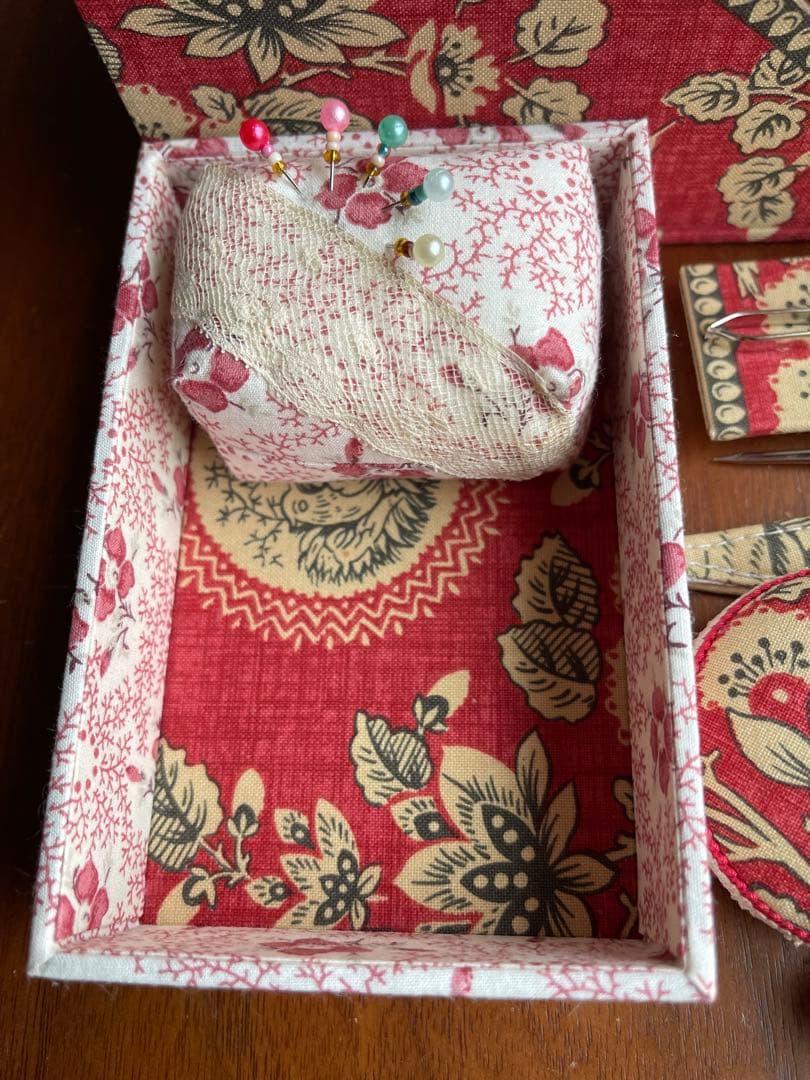 カルトナージュ裁縫箱(中)イギリス生地　アンティークレースとビーズ