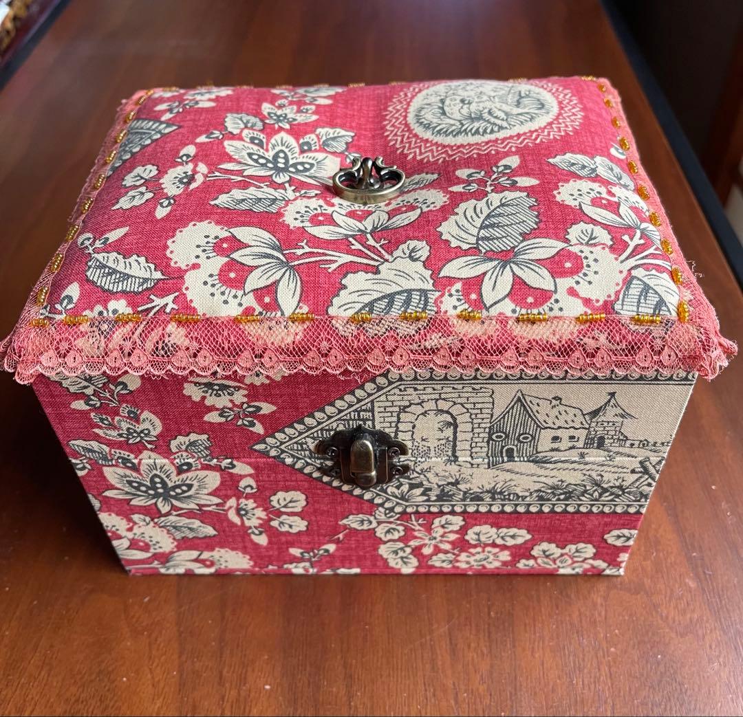 カルトナージュ裁縫箱(中)イギリス生地　アンティークレースとビーズ