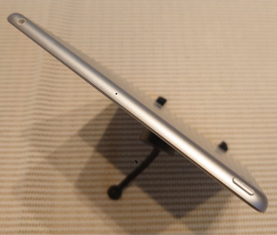 完動品iPad第6世代(A1893)本体32GBシルバー送料込2JF8K