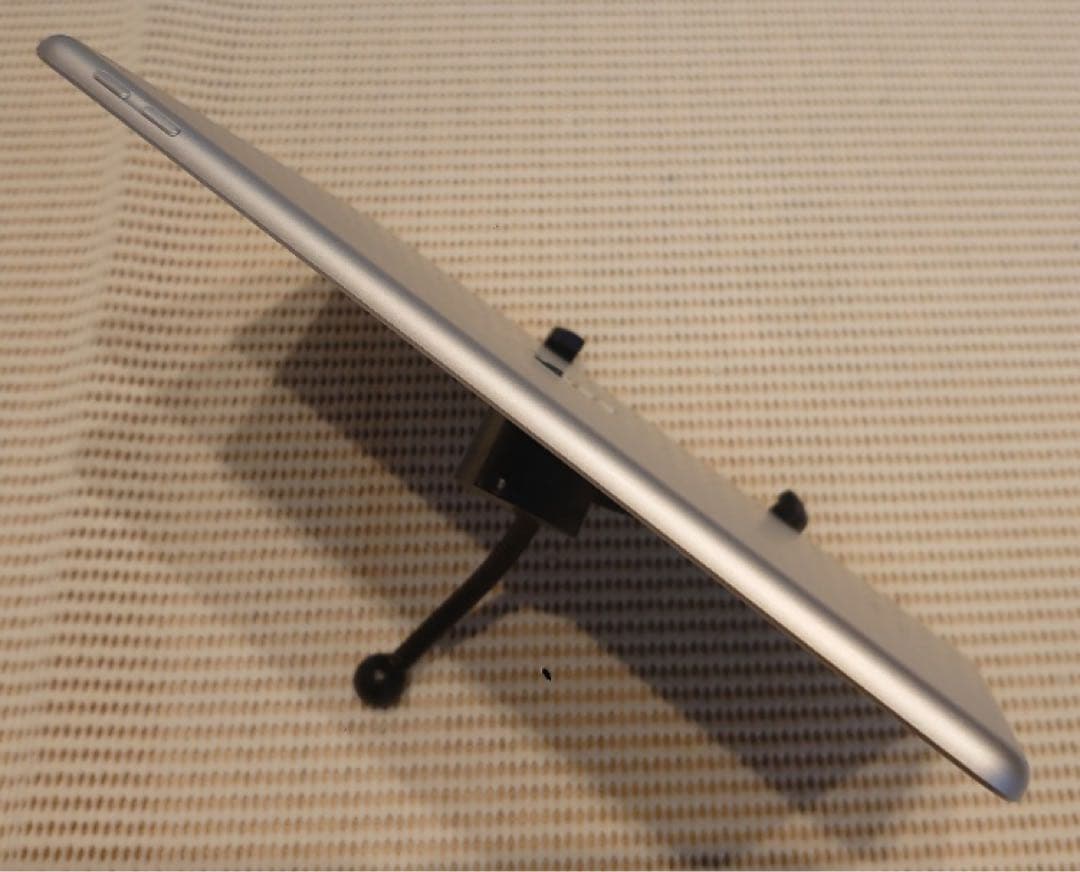 完動品iPad第6世代(A1893)本体32GBシルバー送料込2JF8K