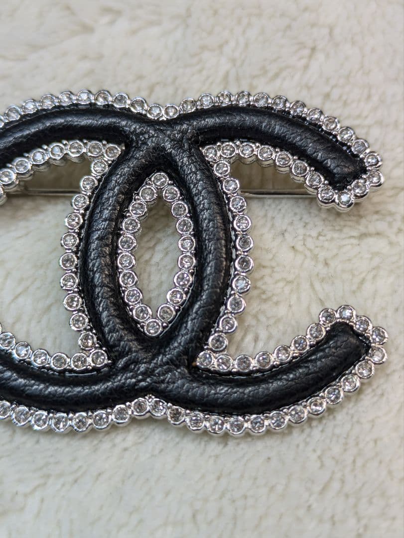 シャネル　ブローチ　レザー　ラインストーン　クリスタル　CHANEL　ココマーク