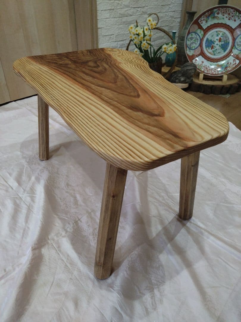 杉の板のローテーブル㉘　杉の自然木のローテーブル　杉の木目が大変綺麗❕脚は檜の木