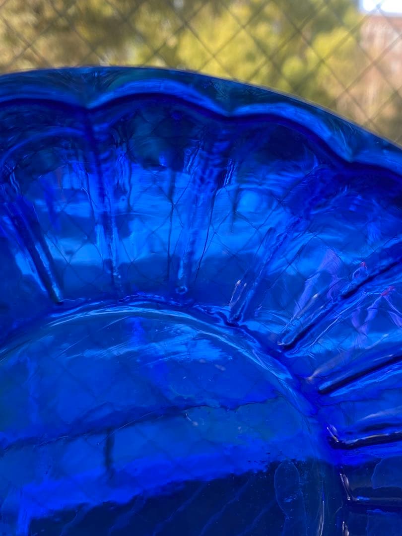 小澄正雄（Masao Kozumi）　型吹き硝子　花弁型瑠璃色bowl