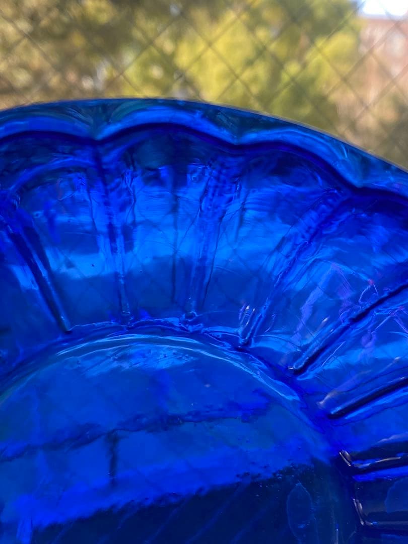 小澄正雄（Masao Kozumi）　型吹き硝子　花弁型瑠璃色bowl