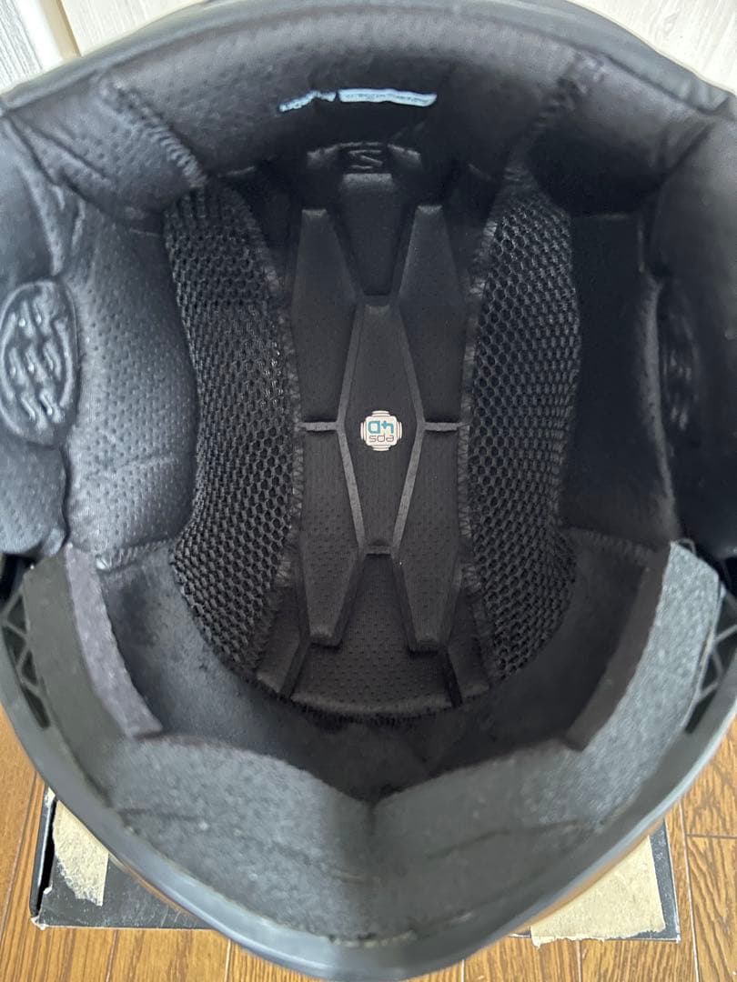 SALOMON スキー・スノーボード　バイザー付ヘルメット　サイズM　箱潰れ有