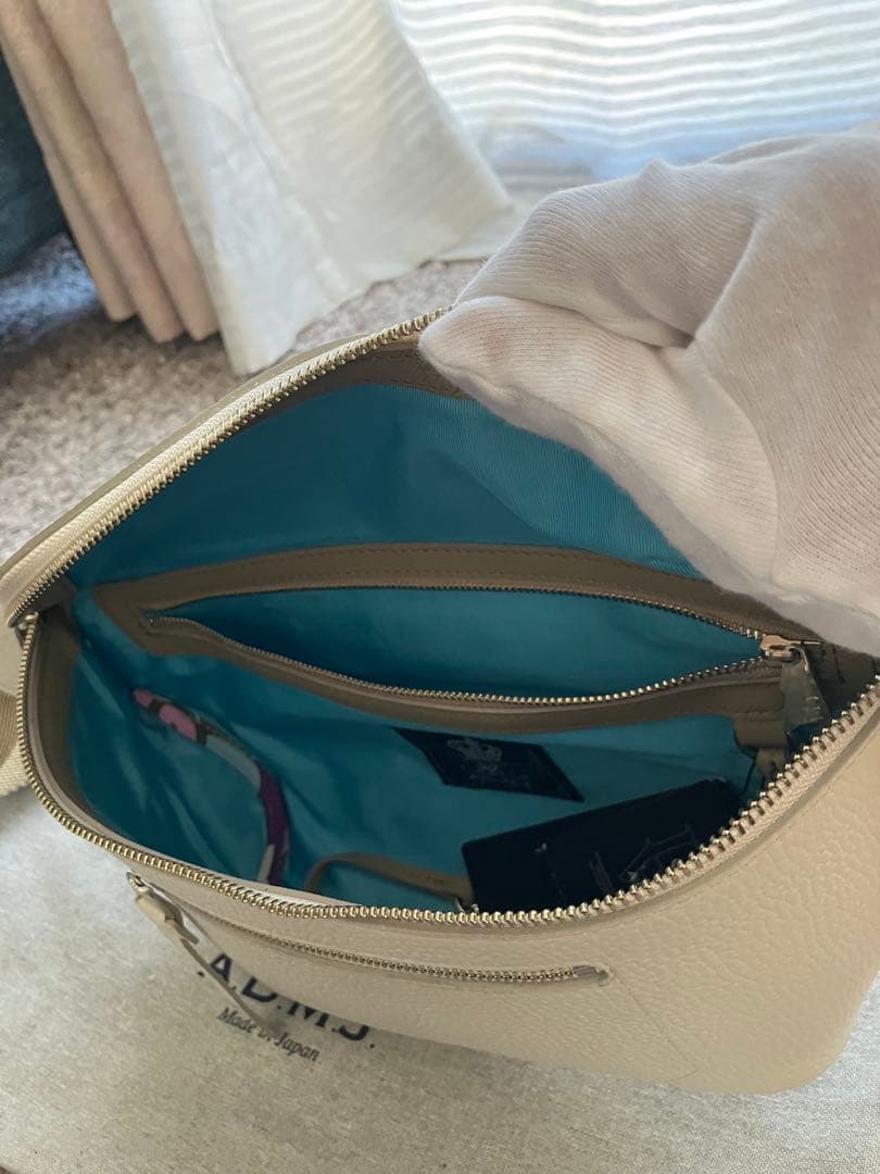 ADMJ アイボリー レザー クロスボディバッグ