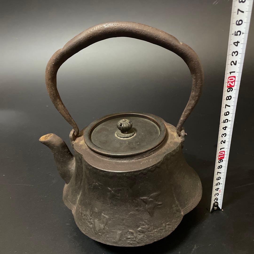 連休SALE！時代物　大きな花形　鉄瓶　m18