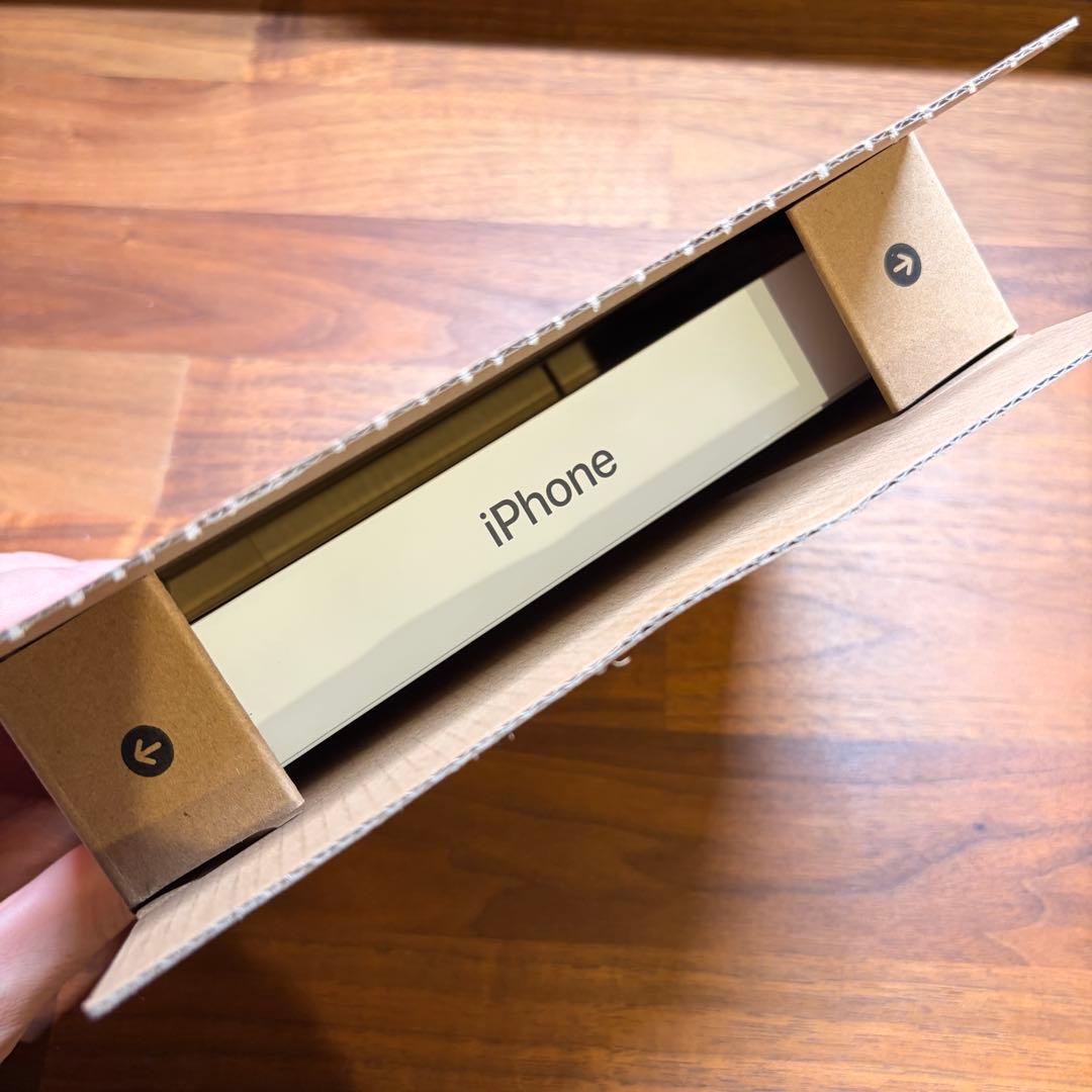 たにしゃん　iPhone 15 128GB