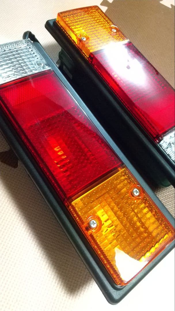 三菱　キャンター　テールランプ