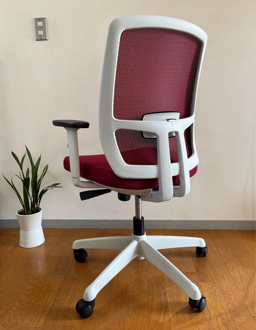 ◆未使用品◆ PLUS BJ チェア　レッド　高機能メッシュチェア　モダン