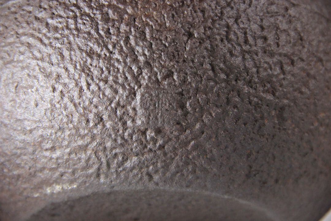 龍文堂造 鉄瓶 日丸形 銀摘 茶道具 約1200ml　岩肌 EL11-26