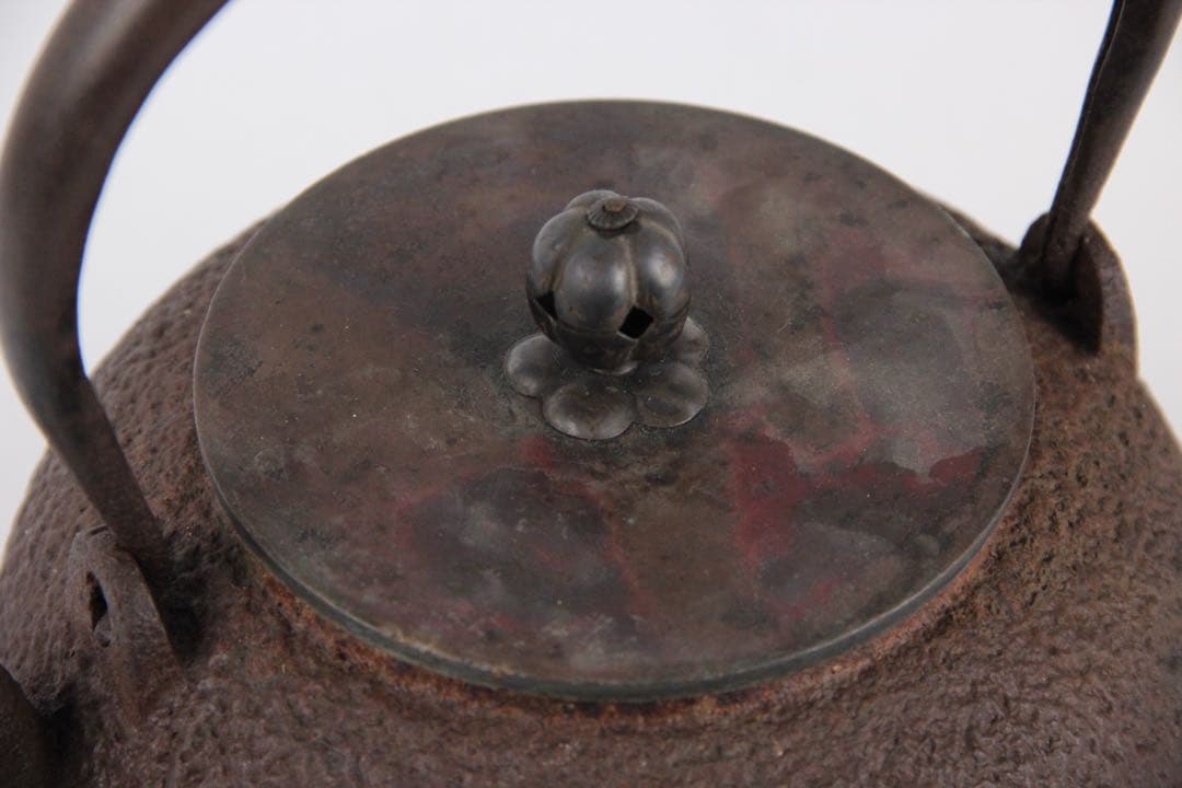 龍文堂造 鉄瓶 日丸形 銀摘 茶道具 約1200ml　岩肌 EL11-26