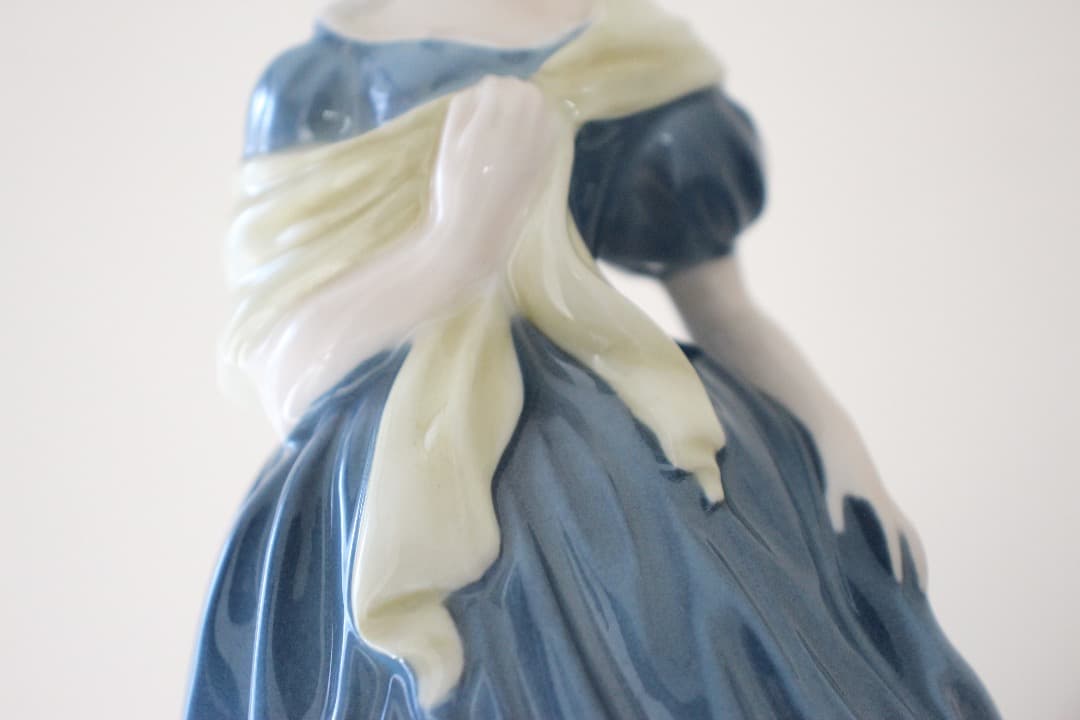 ロイヤルドルトン　フィギュリン　陶器人形　アドリアン