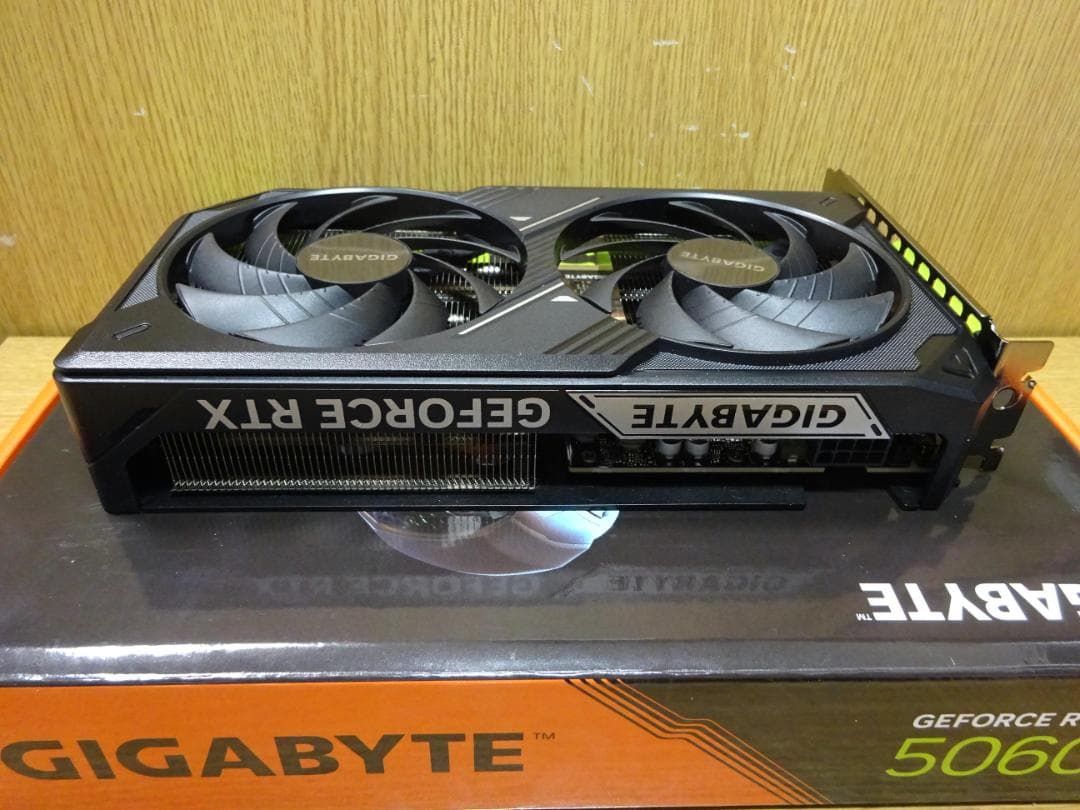 美品 RTX5060Ti WINDFORCE GDDR7ゲーミング クリエーター