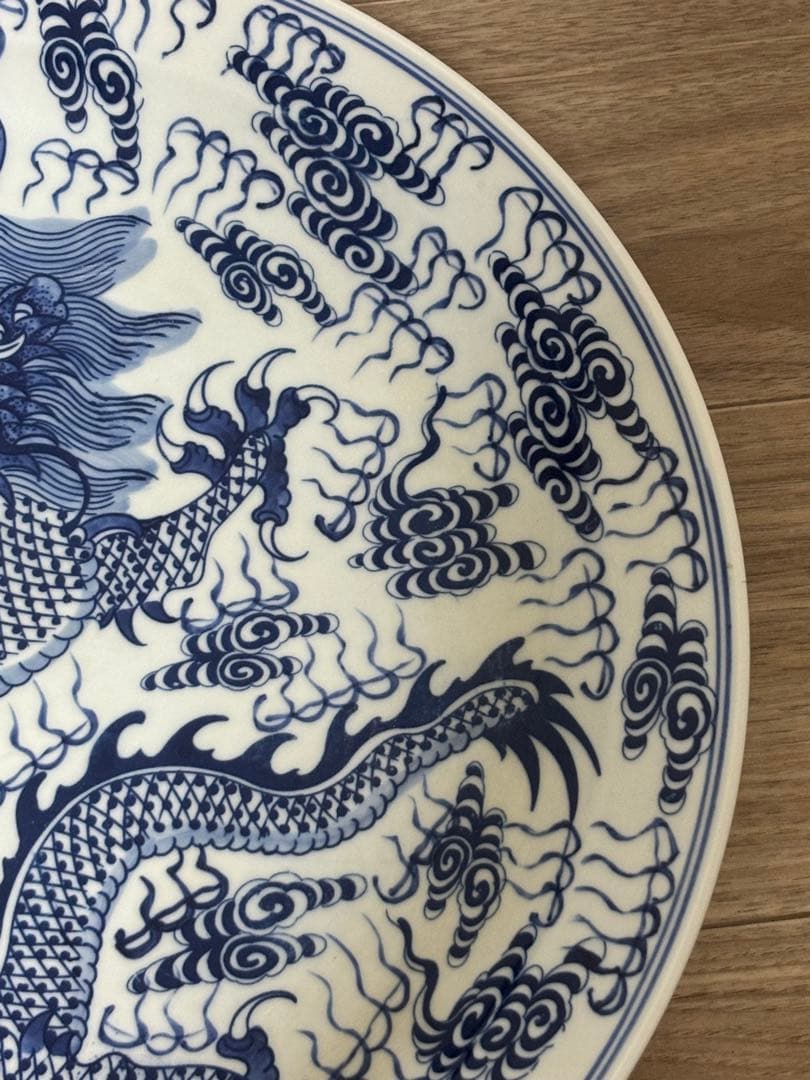 中国　青いドラゴン模様の陶器皿　大皿