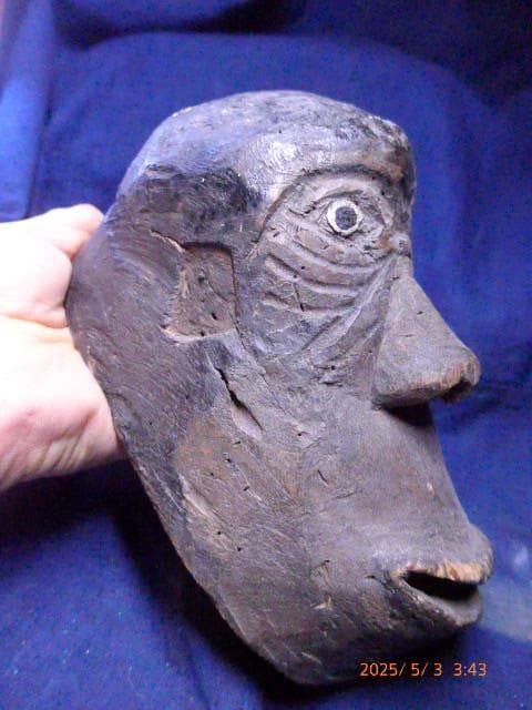 大変古い猿の木製面です。伎楽などの催事用の面。民芸です