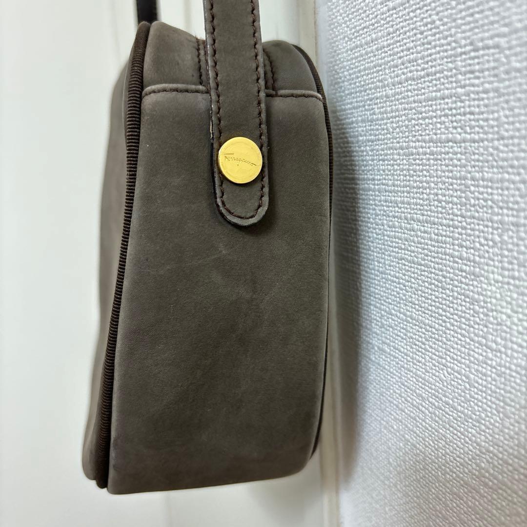 【1/31まで】Ferragamoフェラガモ　VARAショルダーバッグ