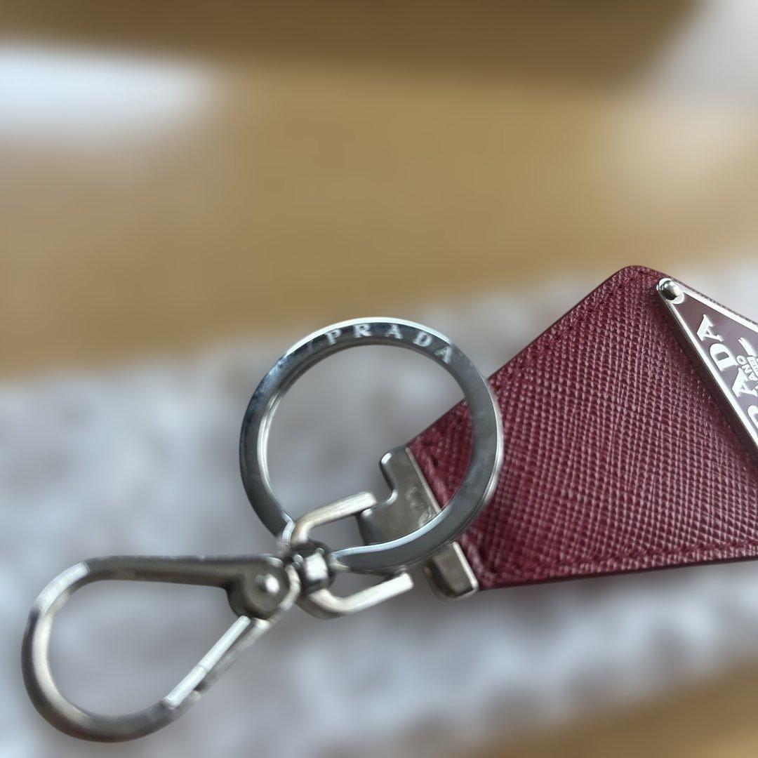 PRADA トライアングルキーリングサファイアーノレッド