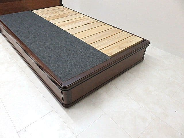 み*ん様 シモンズ クラシック様式セミダブルサイズベッドフレーム　※背部に日焼け