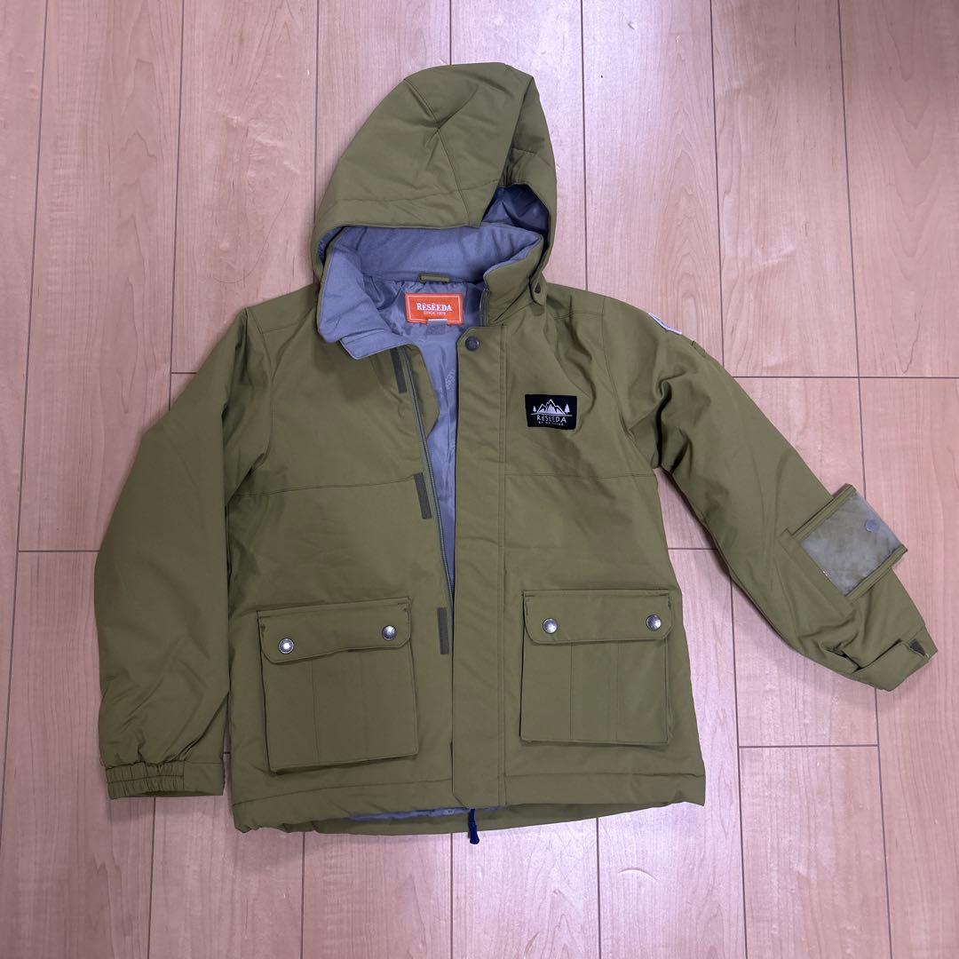 子ども用防水ジャケットと迷彩スノーパンツセット