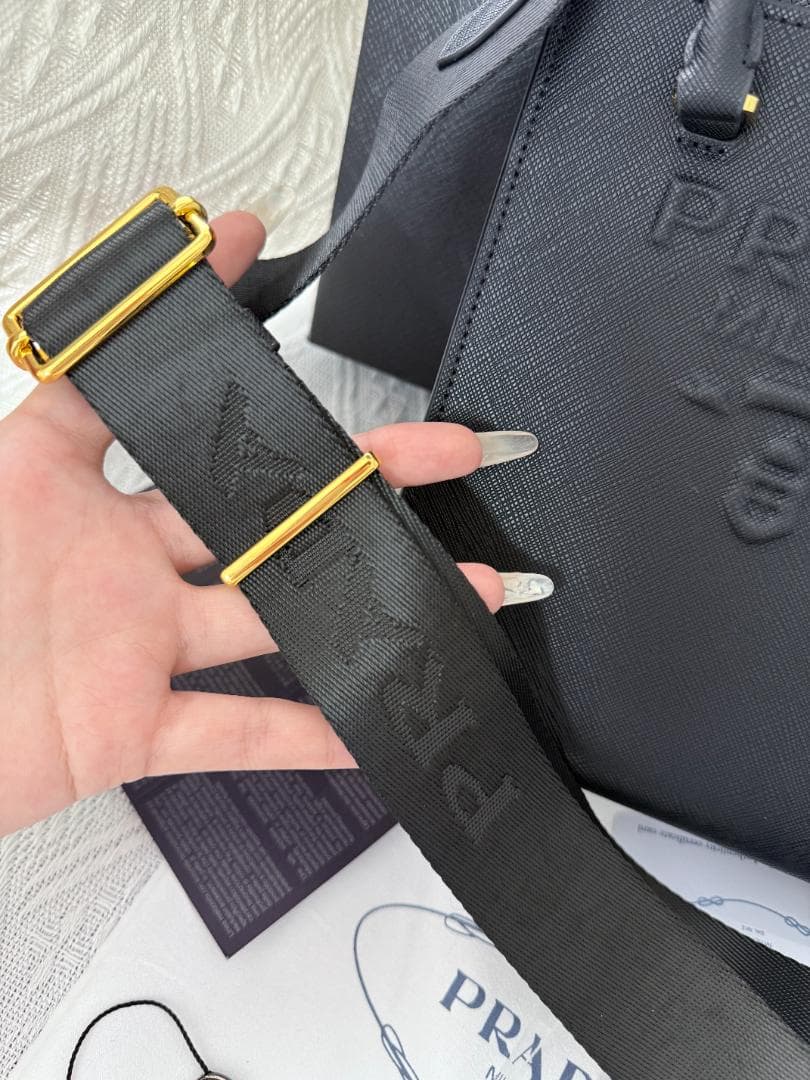 セール！ブラックショルダーバッグ キーチェーン付き