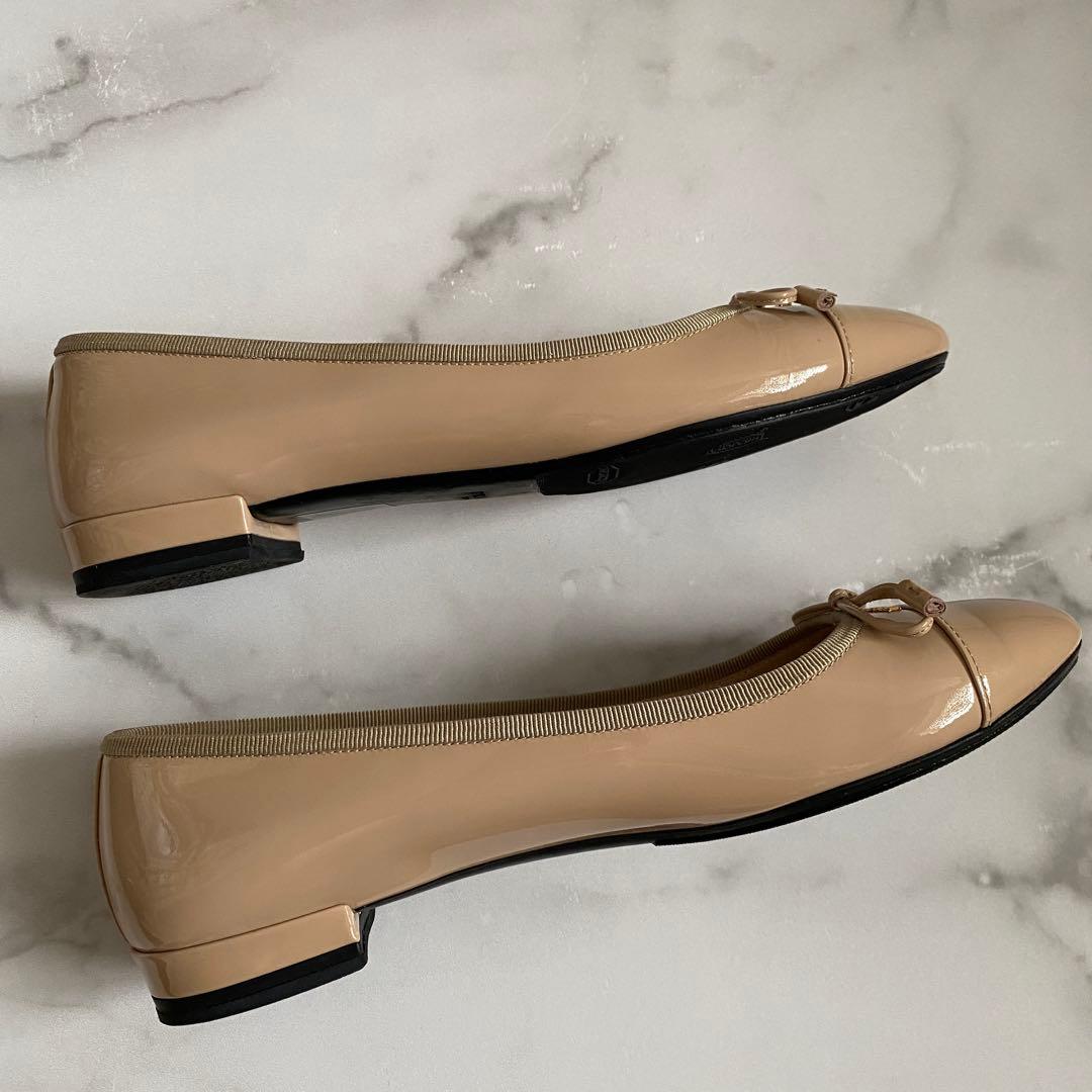 25.0最終値下げ【極美品】PRADA ベージュエナメル フラットパンプス