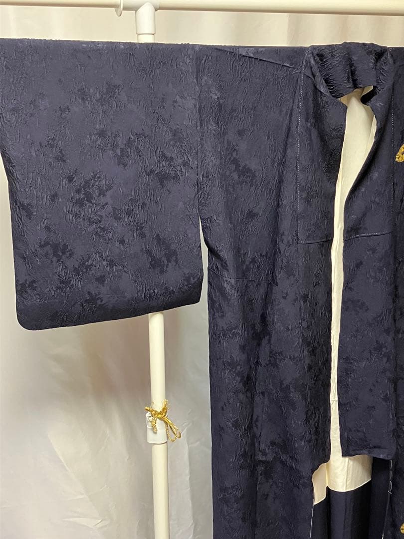 ちりめん紺色 着物 後ろ姿が印象的　未使用しつけ糸付き