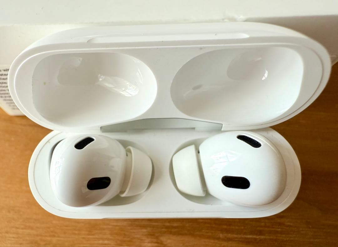 【美品】AirPods Pro 2 付属品完備　6月新品に交換済み
