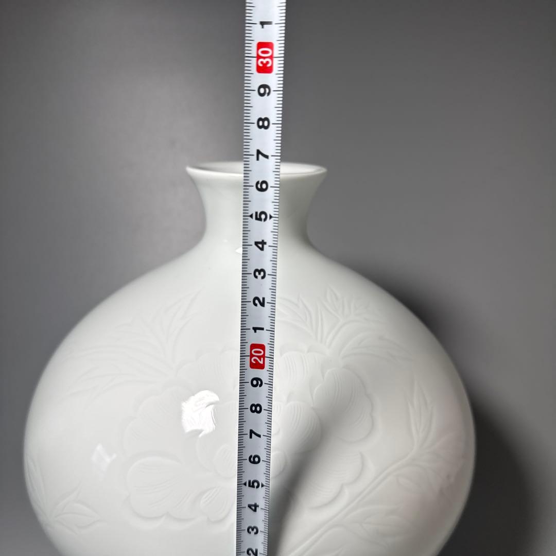 人間国宝　井上萬二　白磁牡丹彫文花瓶　大作　胴径約26cm　特注箱　110万円