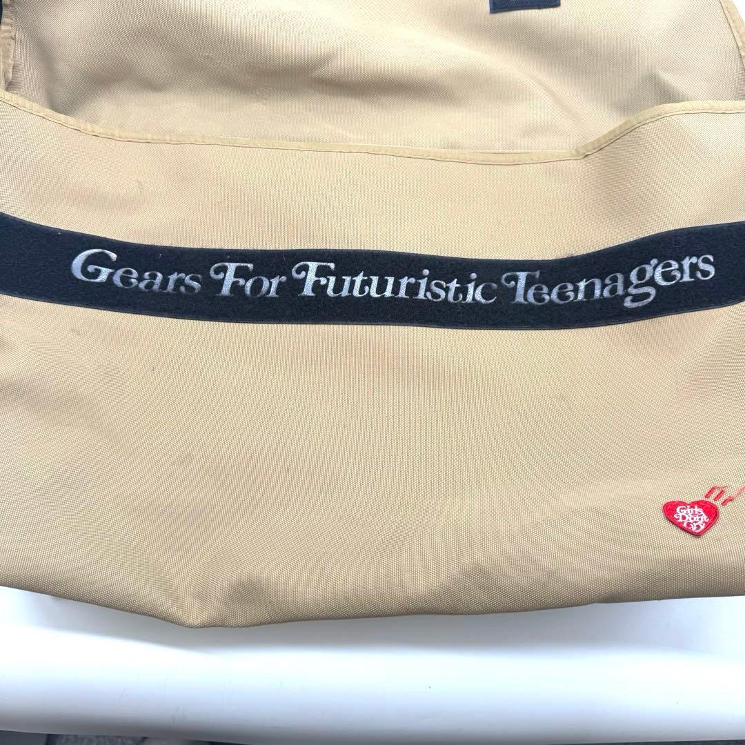 ヒューマンメイド　ガールズドントクライ　メッセンジャーバッグ ベージュ　中古良品