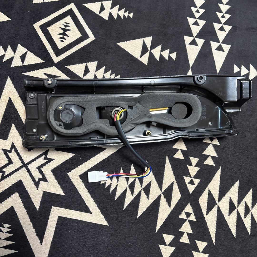 ハイエース 200系　テールランプ LED HELIOS ヘリオス　左右セット