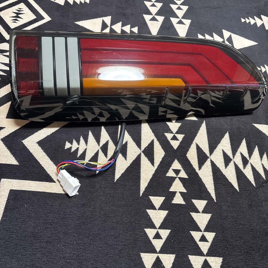 ハイエース 200系　テールランプ LED HELIOS ヘリオス　左右セット