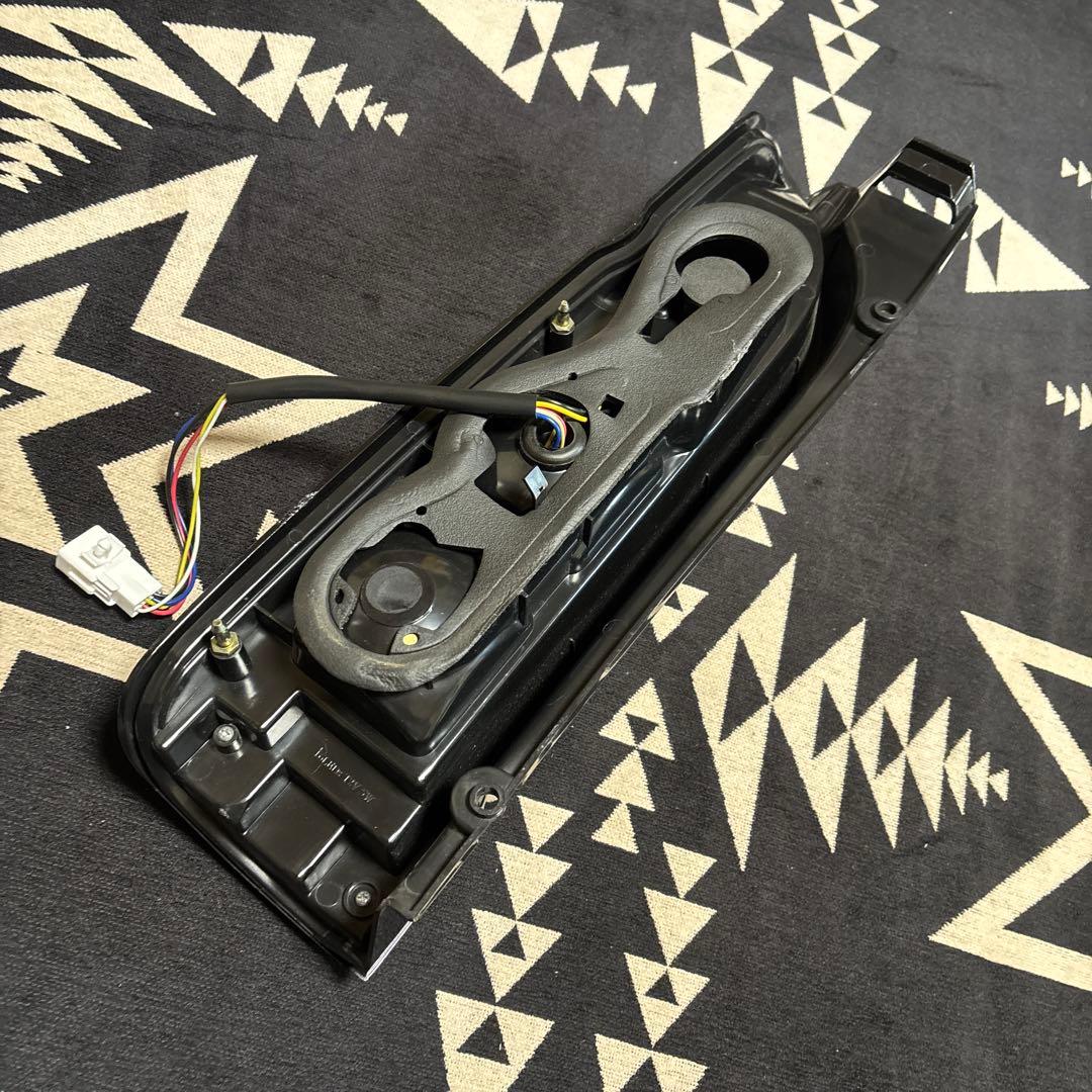 ハイエース 200系　テールランプ LED HELIOS ヘリオス　左右セット