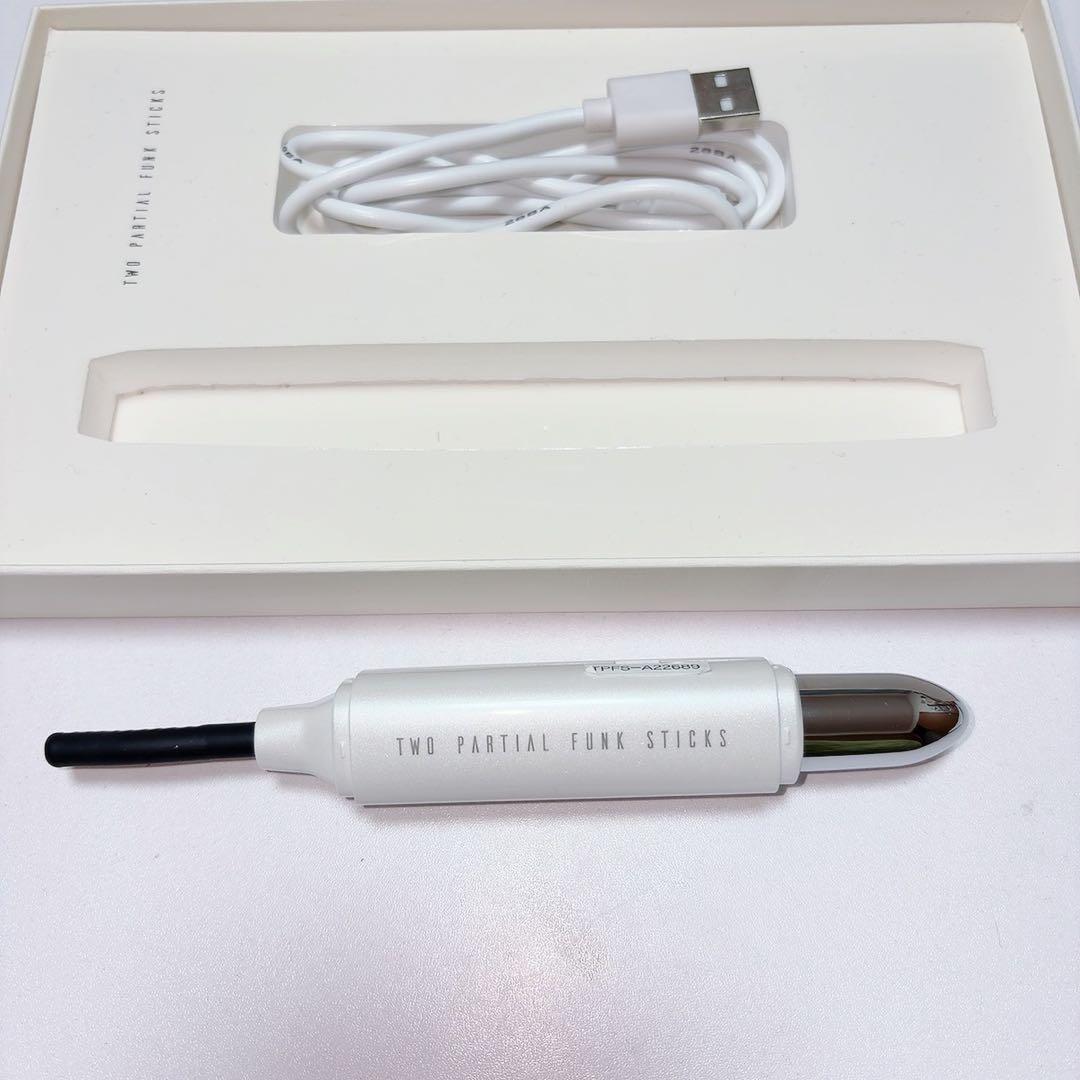 TWO PARTIAL FUNK STICKS ホットビューラー リップケア