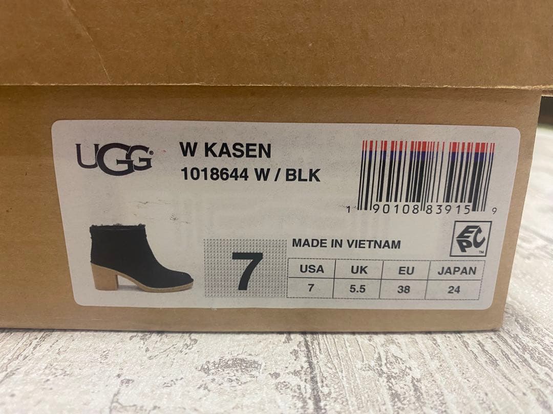 UGG ブラック ヒール付きムートンブーツ