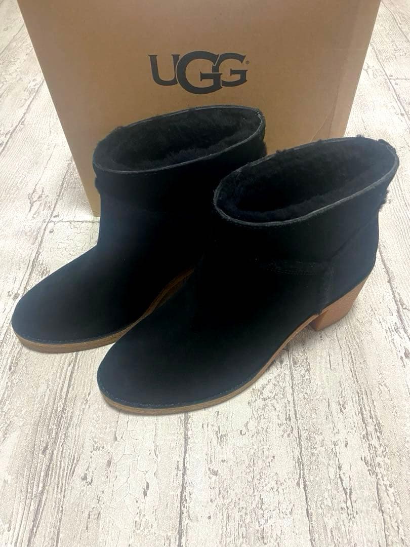 UGG ブラック ヒール付きムートンブーツ