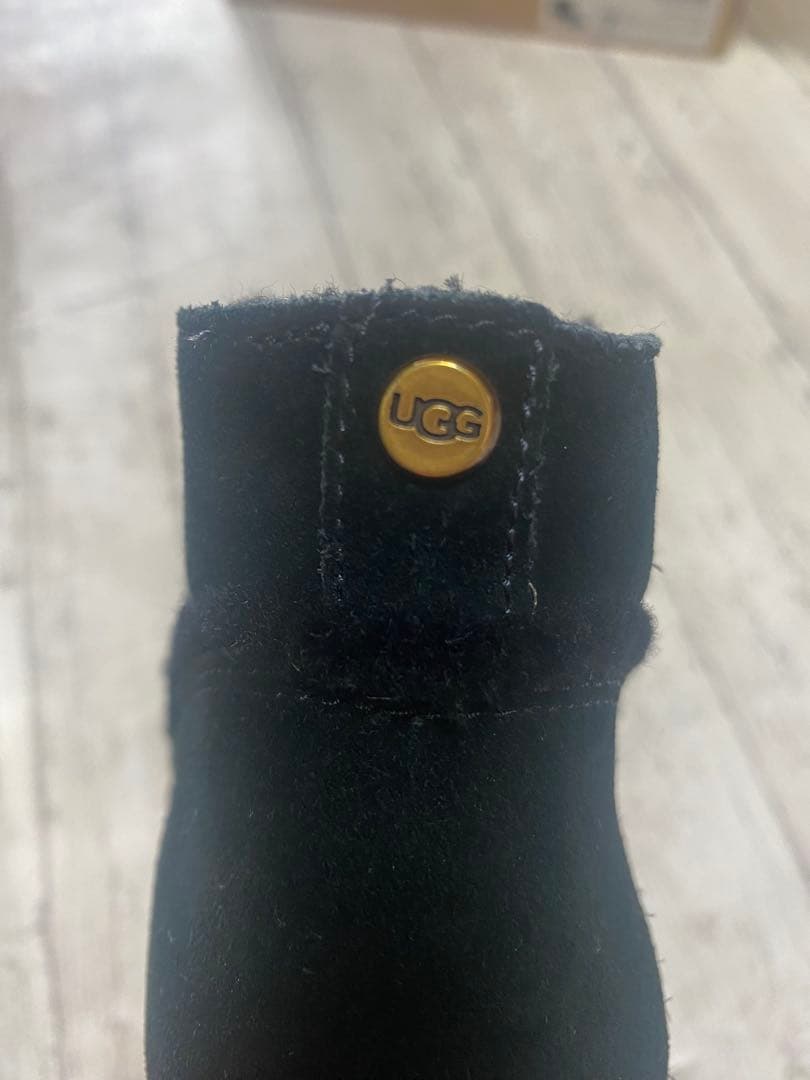 UGG ブラック ヒール付きムートンブーツ