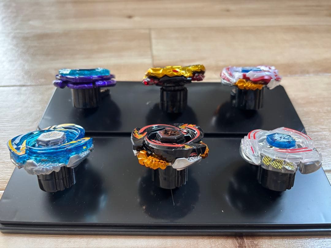 ベイブレード バトル未使用品6個+新品ランチャー 2個+パーツ付き