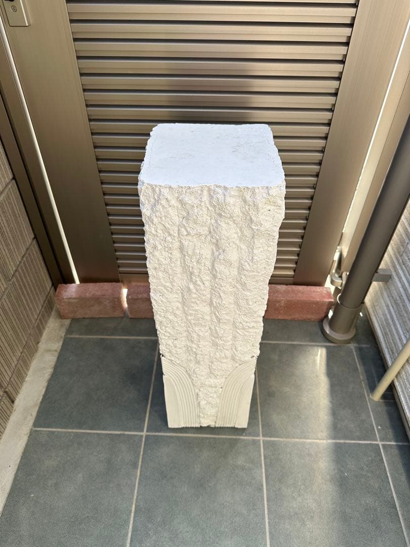 石のサイドテーブル