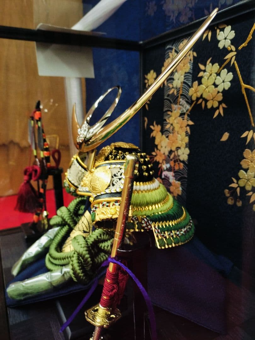 五月人形　ケース入り兜飾り