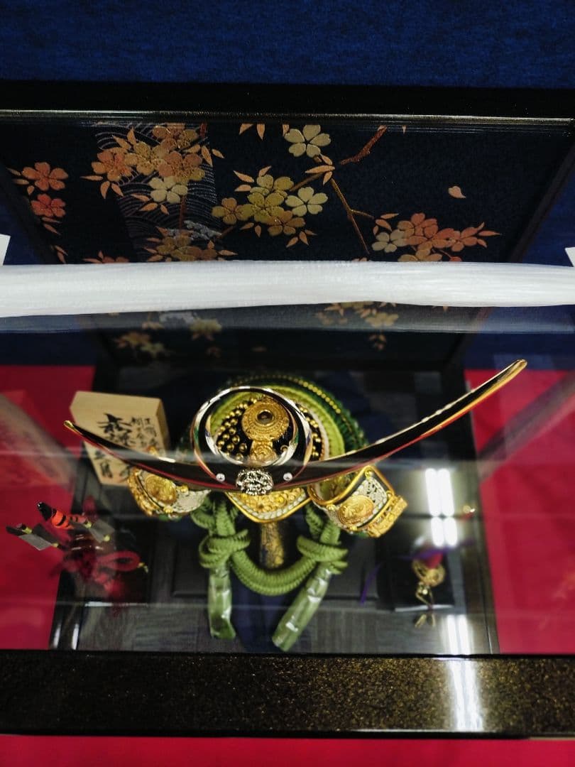 五月人形　ケース入り兜飾り