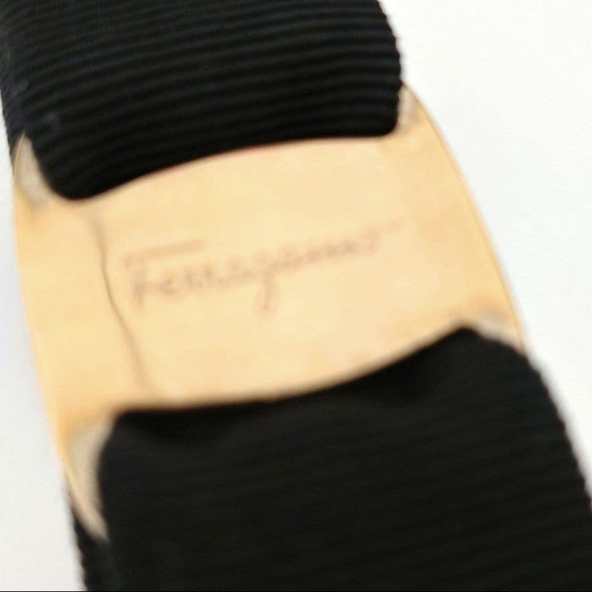 フェラガモ 　ヴァラ　ブラック　ゴールド　リボン　バレッタ　【used】