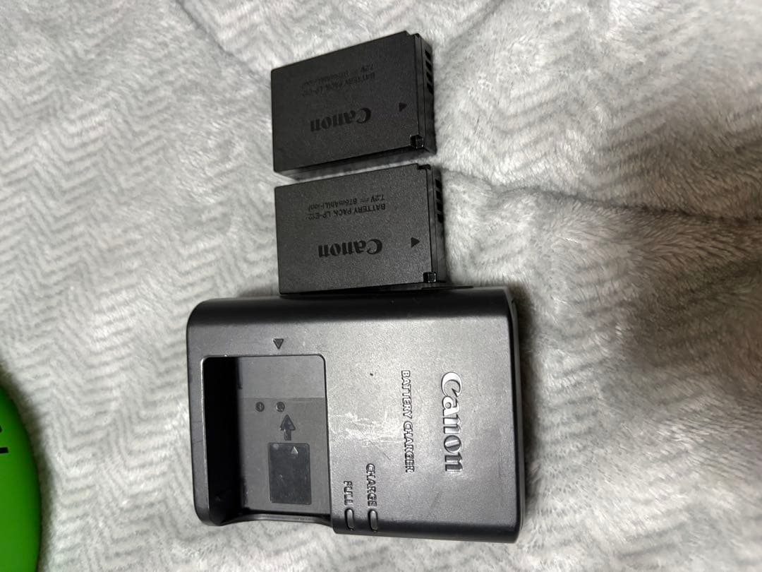 Canon EOS Kiss M ミラーレス一眼バッテリー2個付き