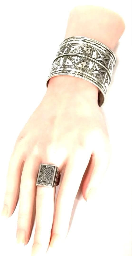 トゥアレグ族　ハンドメイド　シルバーバングル