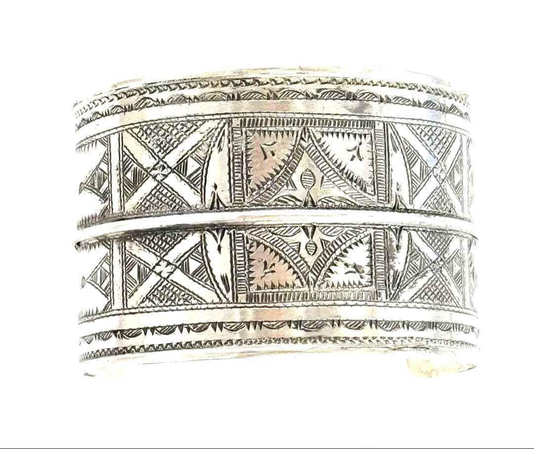 トゥアレグ族　ハンドメイド　シルバーバングル