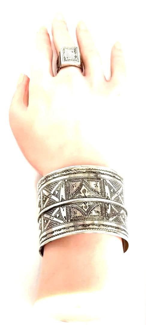 トゥアレグ族　ハンドメイド　シルバーバングル